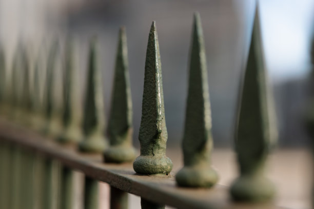 金属栅栏顶端的尖刺图片下载