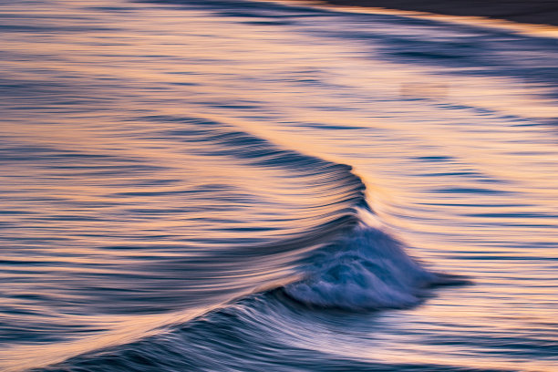 波浪在戏剧性的午后阳光中断裂的艺术照片图片下载