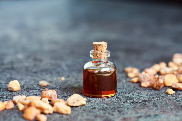 一瓶安息香精油和树脂复制空间图片下载