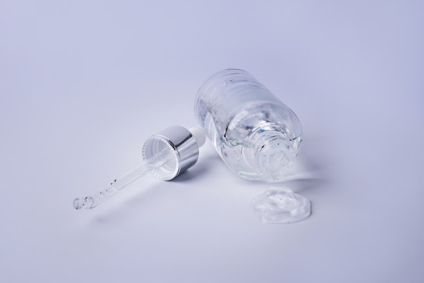 一瓶面霜放在白色的背景上。图片下载