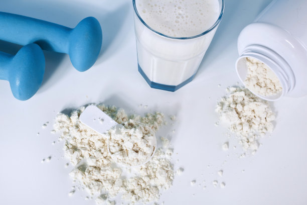 蛋白质鸡尾酒，蛋白质粉和哑铃图片下载