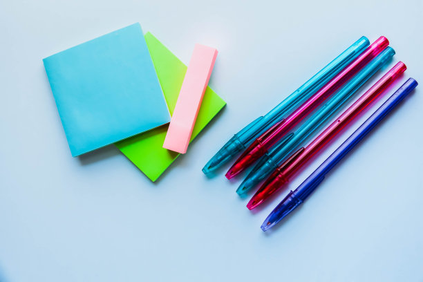 白色背景上的纸笔记和彩色笔。在白色背景上做笔记的贴纸。图片下载