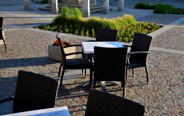 多年生花坛用一年生花在花坛边缘铺设，在广场用花岗岩铺地。柳条桌椅，咖啡馆露台图片下载
