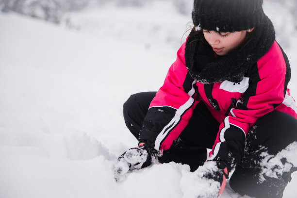女孩做雪人图片下载