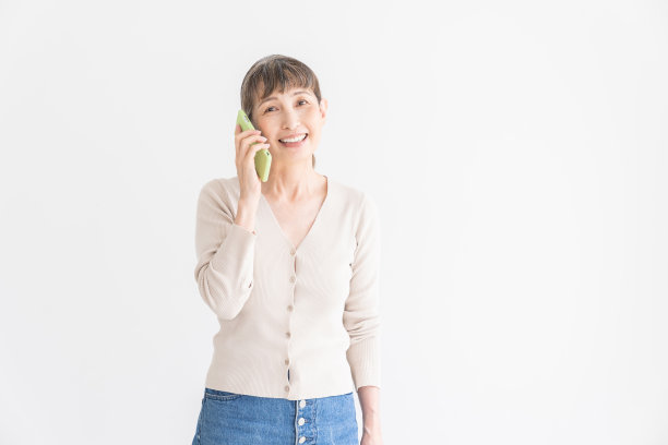 打电话的老年妇女图片下载