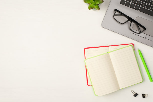 顶视图照片上的眼镜笔记本植物活页夹钢笔浅绿色和红色打开提醒孤立的白色木制桌子背景与copyspace图片下载