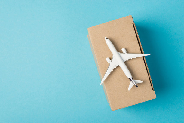 上面是飞机和人道主义援助捐赠箱的照片，蓝色的背景上是空的图片下载