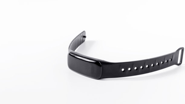 黑色健身手镯在一个塑料的情况下特写在一个白色的背景拷贝空间图片下载