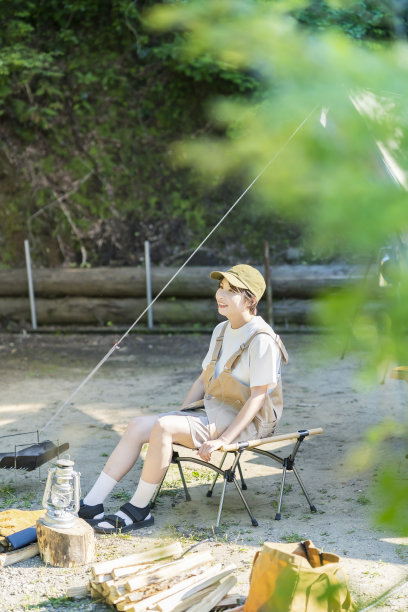 年轻女子在露营地休息图片下载