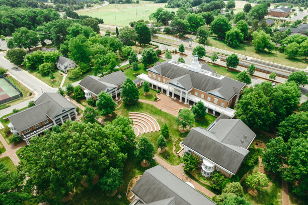 春天的大学校园上空图片下载