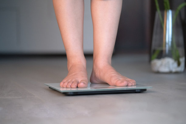 浴室秤上的女性脚与卷尺库存照片图片下载