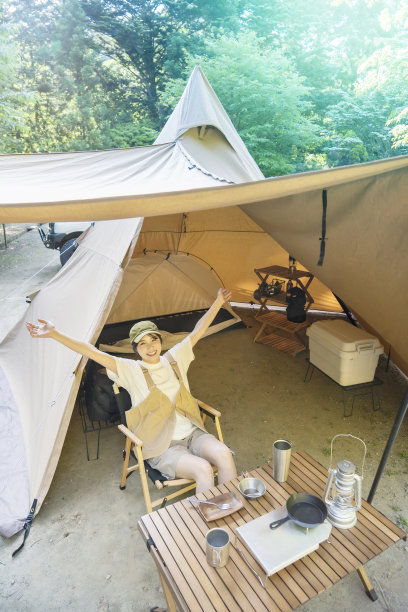 一个享受独自露营的女人图片下载