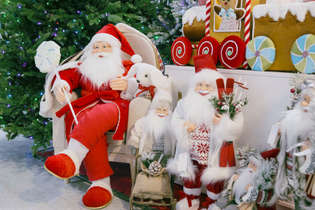 圣诞和新年的节日玩具圣诞老人在商店的橱窗图片下载