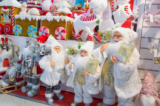 圣诞和新年的节日玩具圣诞老人在商店的橱窗图片下载