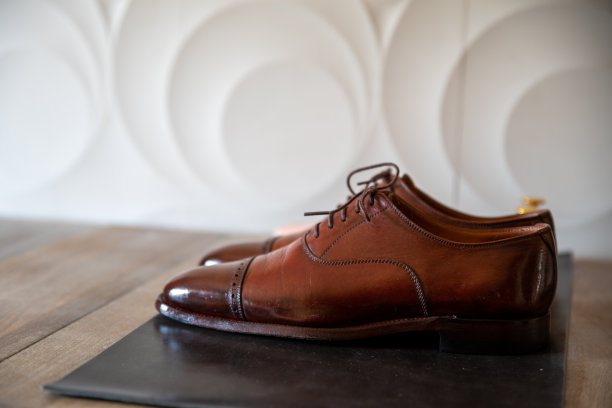 棕色皮鞋图片下载
