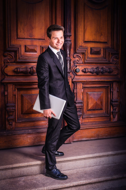 年轻大学生的肖像图片下载