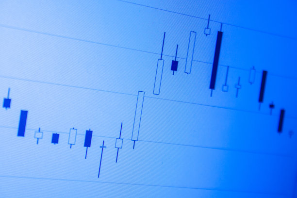 蓝色的股票图表。电脑屏幕上的股票市场财务增长图。交易货币。照片为金融图片下载