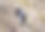 一个年轻的女孩正在攀岩。一个女孩拿着绳子在岩石上从事攀岩运动。图片下载