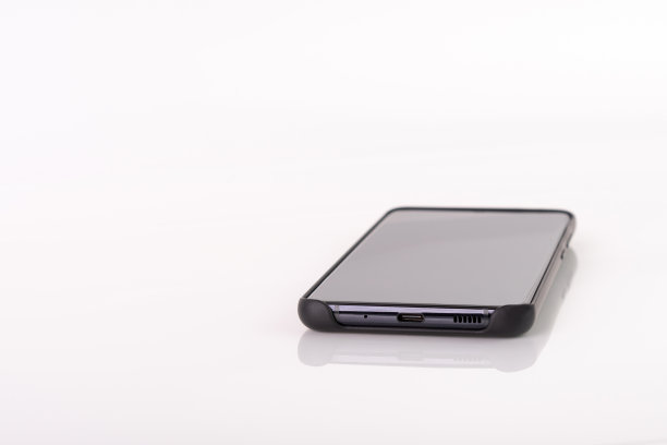 一台白色背景的智能手机在摄影棚里拍摄图片下载