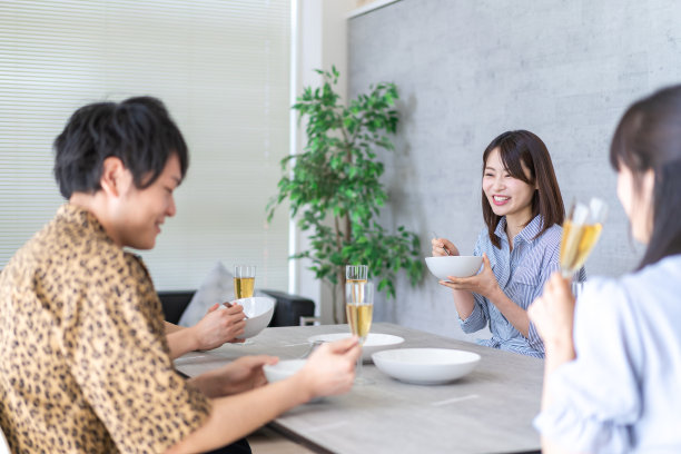 年轻的男男女女在祝酒图片下载