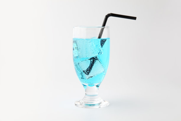 一杯冷苹果酒蓝色苏打饮料孤立在白色背景图片下载