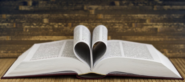 书在桌子上。心自书页。图片下载