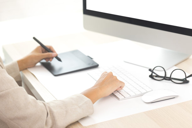 设计师的手握笔和工作图形平板电脑。图片下载