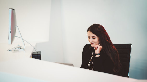 大厅里的一位女接待员图片下载