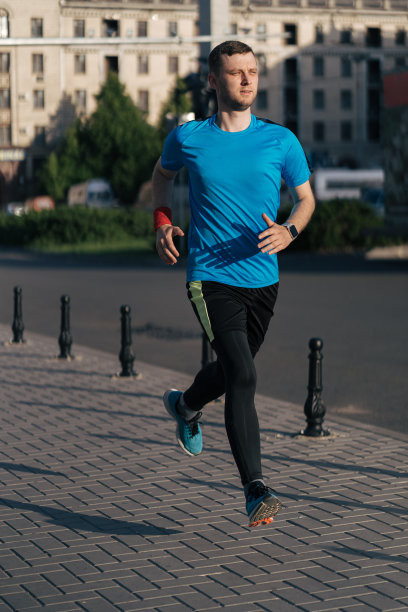 有魅力的健康男子在城市中奔跑图片下载