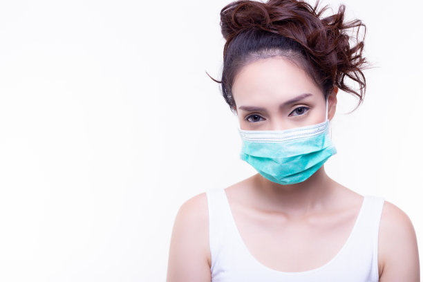 肖像戴着医用口罩的年轻女孩站在一个白色的背景上。复制空间年轻亚洲妇女病人肖像保护口罩冠状病毒病空气污染图片下载