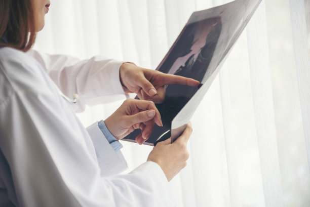 两位亚洲女医生讨论会诊室诊室看x光片咨询病人病情。亚洲医学实验室的年轻女性一起讨论医疗保健团队图片下载