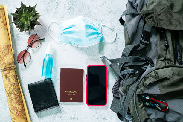 旅行时保护COVID-19。旅行配件服装。护照，行李，旅行费用，旅行地图准备。概念新的正常生活方式图片下载