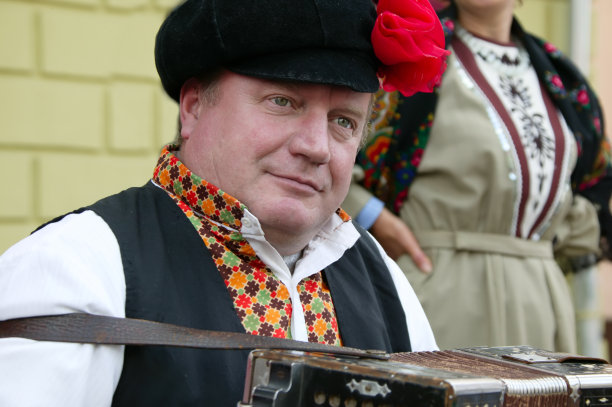 俄国人拿着手风琴。俄罗斯人。下拉手风琴。俄罗斯国家的衣服图片下载