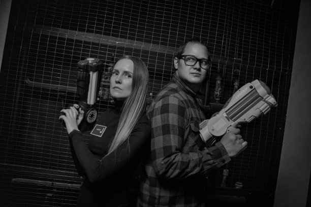 两个带枪的特工图片下载