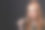 年轻貌美的女子品尝寿司的肖像。图片下载