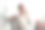 快乐的黑人女性在家里喝咖啡和用手机聊天图片下载