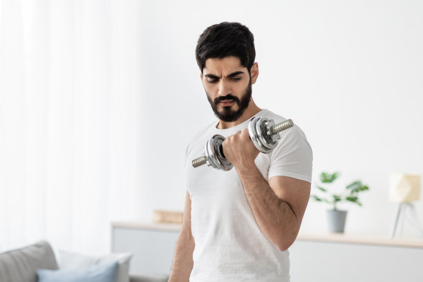 空闲时间，健康生活方式，居家运动，新冠疫情封锁期间独自锻炼图片下载