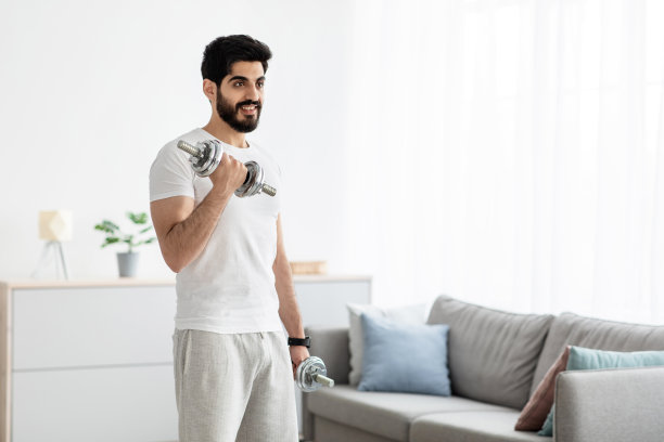 2019冠状病毒病隔离和居家休闲、体育锻炼，促进健康生活方式图片下载