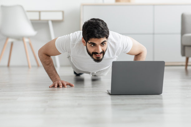 与教练远程训练，现代技术的社会距离和运动在家图片下载