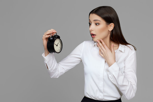 拿着闹钟的漂亮白种女商人图片下载