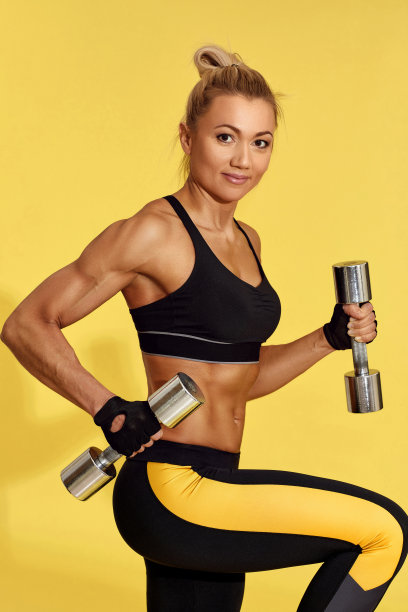 穿着黑色运动服的运动女性用哑铃训练图片下载