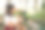 美丽成熟的女人园丁浇水幼苗和植物芽在一个古老的乡村家庭温室。在简单的家庭环境中种植植物，家庭绿化图片下载