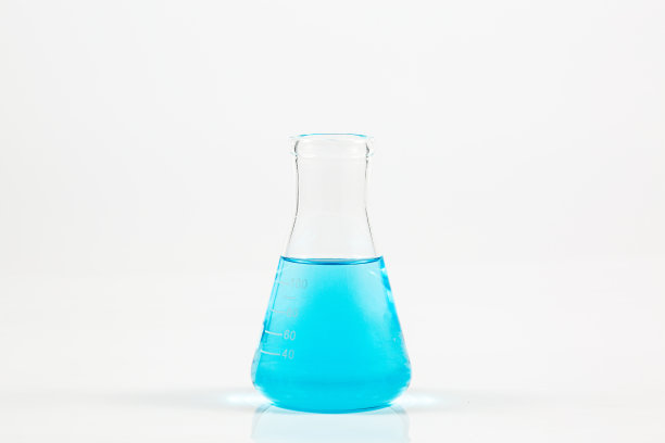 白色背景上的科学实验烧瓶，白色背景上玻璃棒隔离的玻璃锥形烧瓶。图片下载