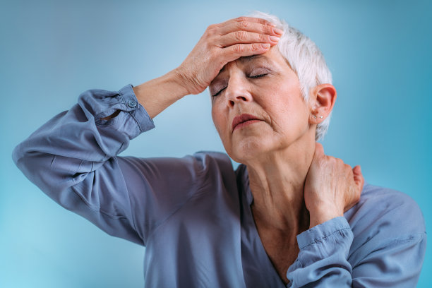 老年女性剧烈偏头痛疼痛。图片下载