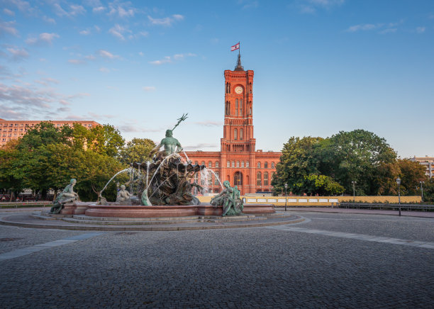 柏林市政厅(Rotes Rathaus)和海王星喷泉(Neptunbrunnen) -柏林，德国图片下载