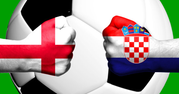 英格兰和克罗地亚国旗，绘于紧握的拳头上，背景是3D足球，混合媒体足球比赛概念图片下载