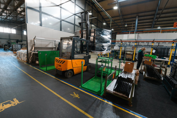 仓库堆场的叉车装载机。分销产品。交付。物流。交通工具。商业背景图片下载