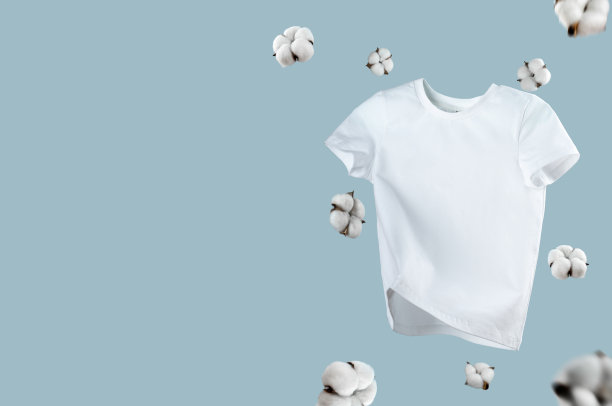 白色飞行棉t恤孤立在蓝色背景。男女都可以穿干净的白色t恤。男女皆宜的。棉花花。品牌服装正面视图。模拟你的设计。经典白色t恤图片下载