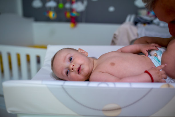 爷爷给孙子换尿布图片下载