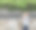 一个迷人的少年站在砖墙前的肖像。图片下载